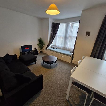 Lovely 3 Bedroom Serviced Apartment In Leytonstone Londýn Exteriér fotografie