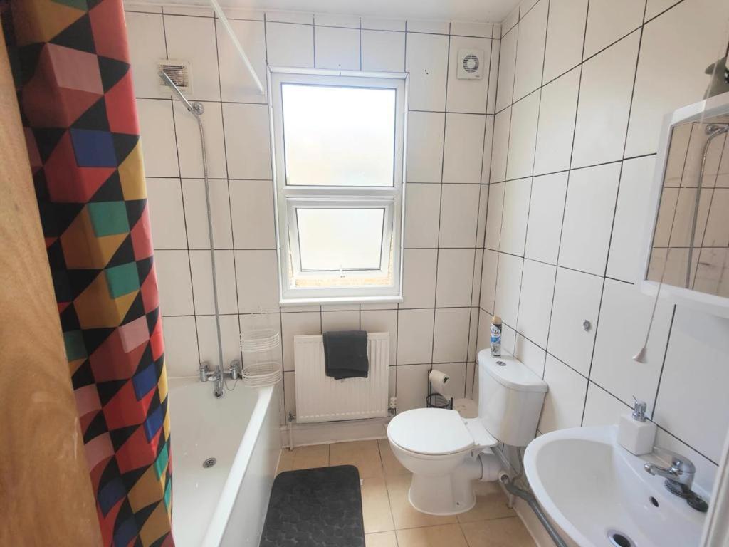 Lovely 3 Bedroom Serviced Apartment In Leytonstone Londýn Exteriér fotografie