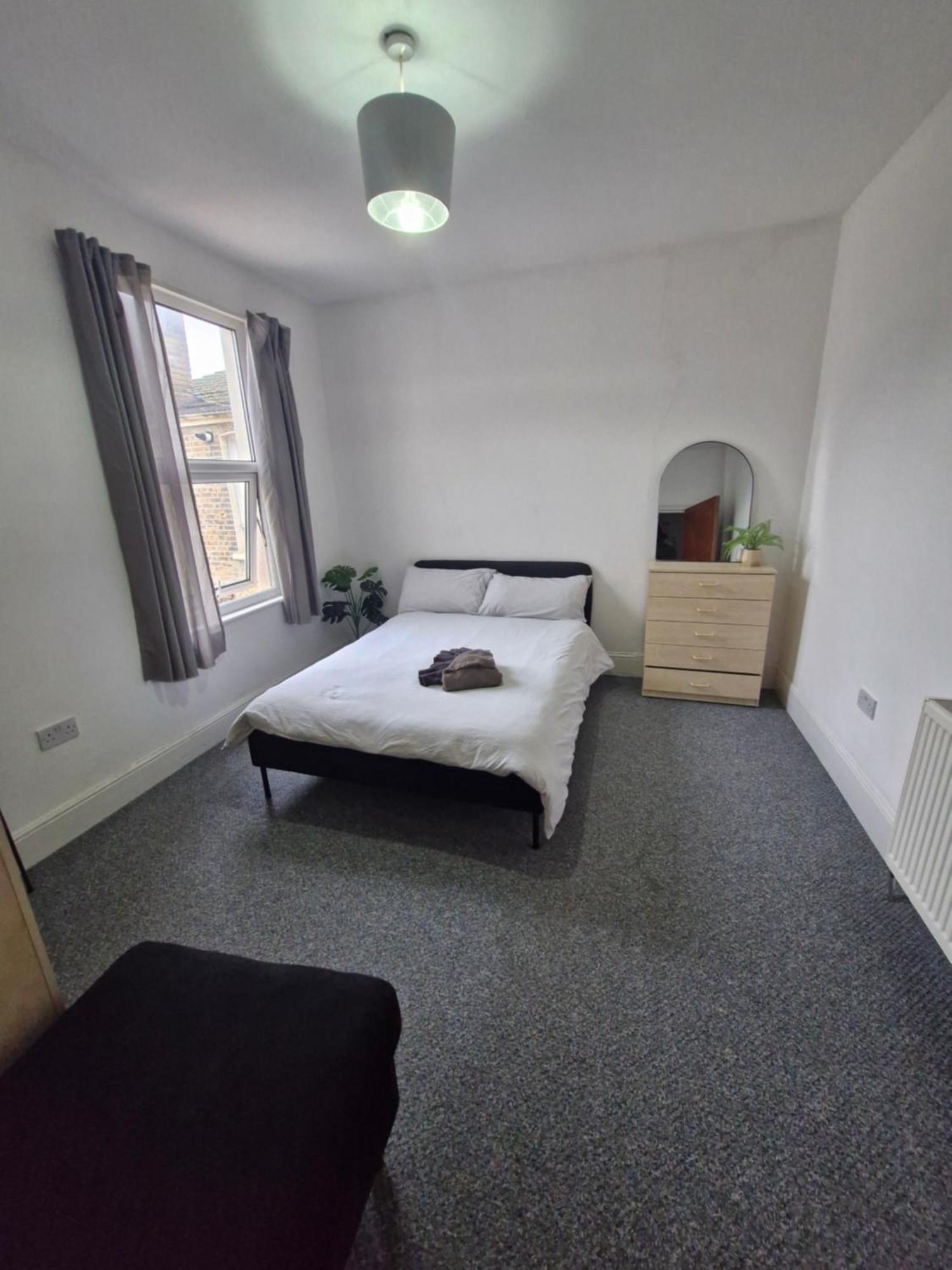Lovely 3 Bedroom Serviced Apartment In Leytonstone Londýn Exteriér fotografie